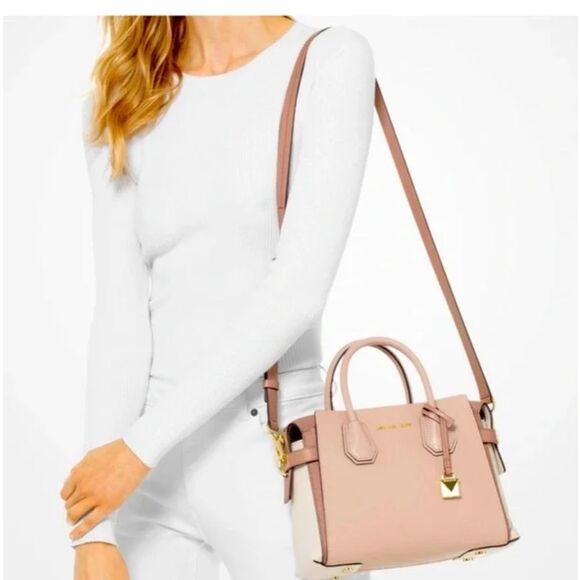 Michael Kors Mercer bag

Michael Kors Blush Pink Satchel with Gold Details - Picture 2 of 11